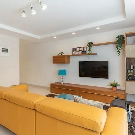 Modern Apartment-hosted By Sweetstay * San Giuliano