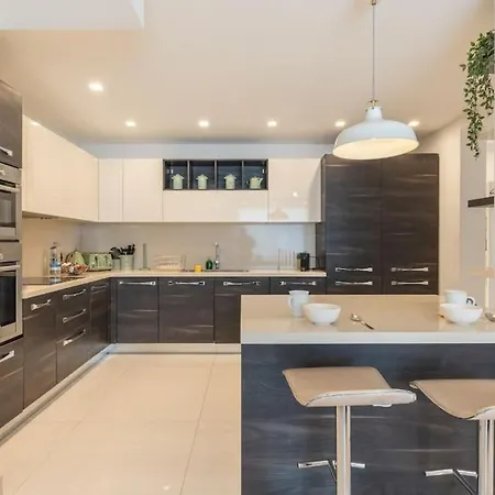 Modern Apartment-hosted By Sweetstay Appartamento San Giuliano