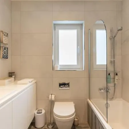 Modern Apartment-hosted By Sweetstay *