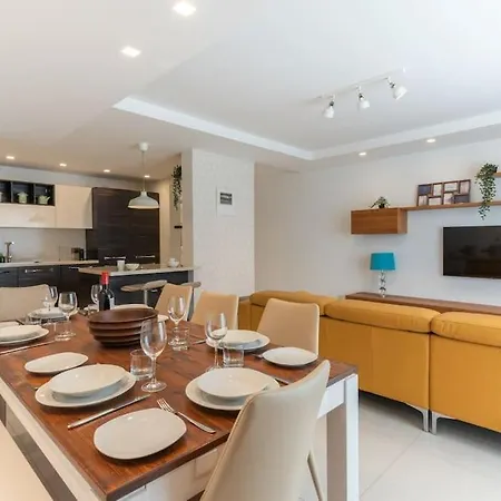 Modern Apartment-hosted By Sweetstay Apartment