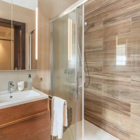 Modern Apartment-hosted By Sweetstay *